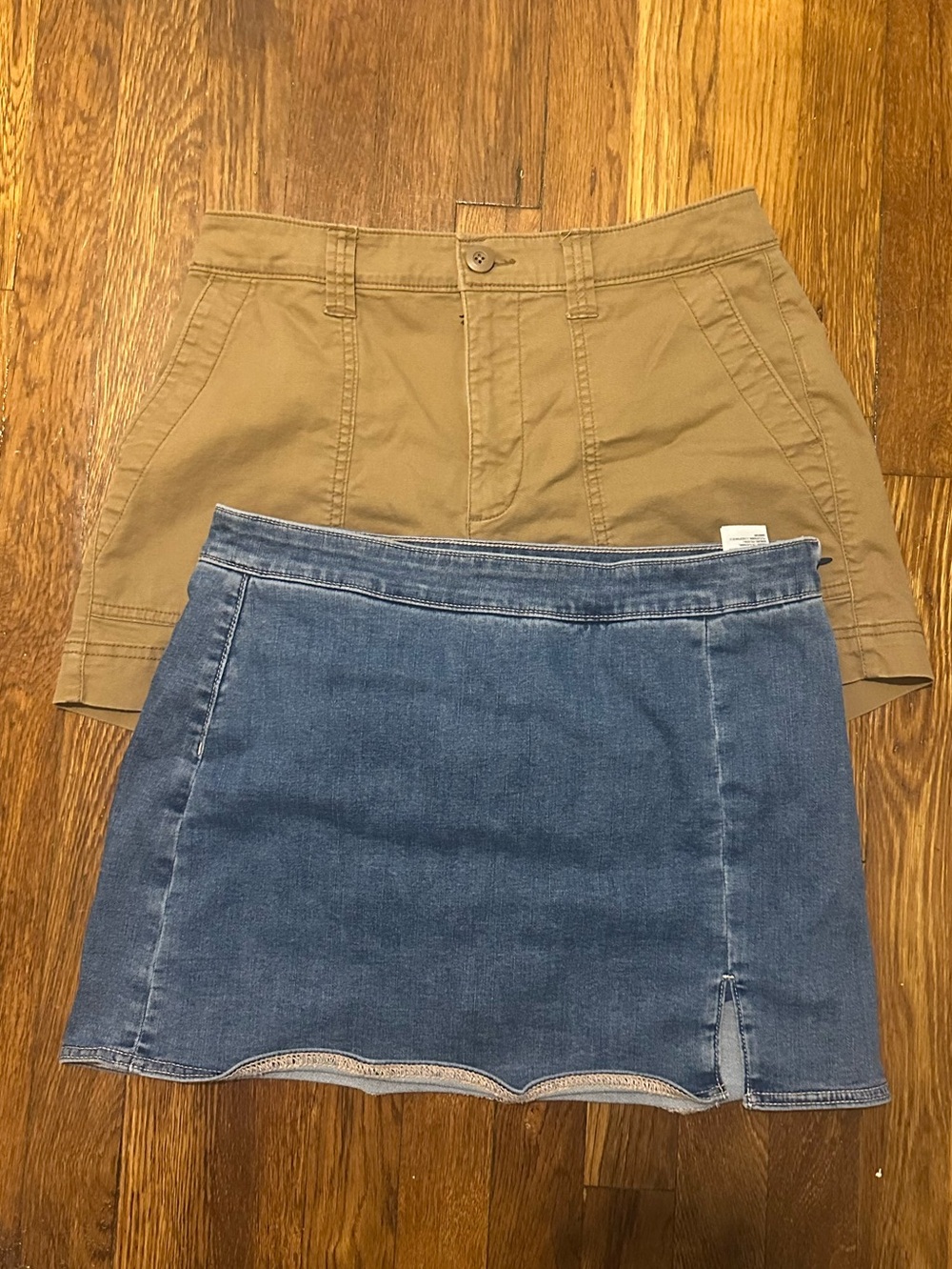 Bundle Old Navy Chino Khaki shorts (M) and AE skort (10)